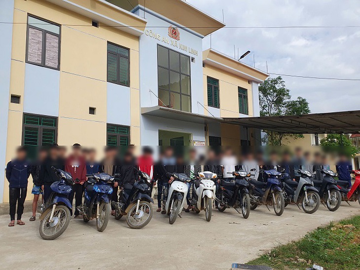 Từ mâu thuẫn cá nhân, gần 40 thanh thiếu niên hỗn chiến trong đêm, đập phá tài sản của người dân- Ảnh 1. Từ mâu thuẫn cá nhân, gần 40 thanh thiếu niên hỗn chiến trong đêm, đập phá tài sản của người dân- Ảnh 1.