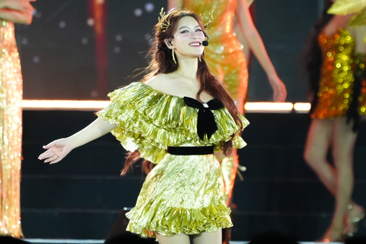 Sao nữ nhà giàu trong show 'Chị đẹp đạp gió' hát, nhảy, đánh trống 'bằng cả tính mạng' tại concert- Ảnh 2.