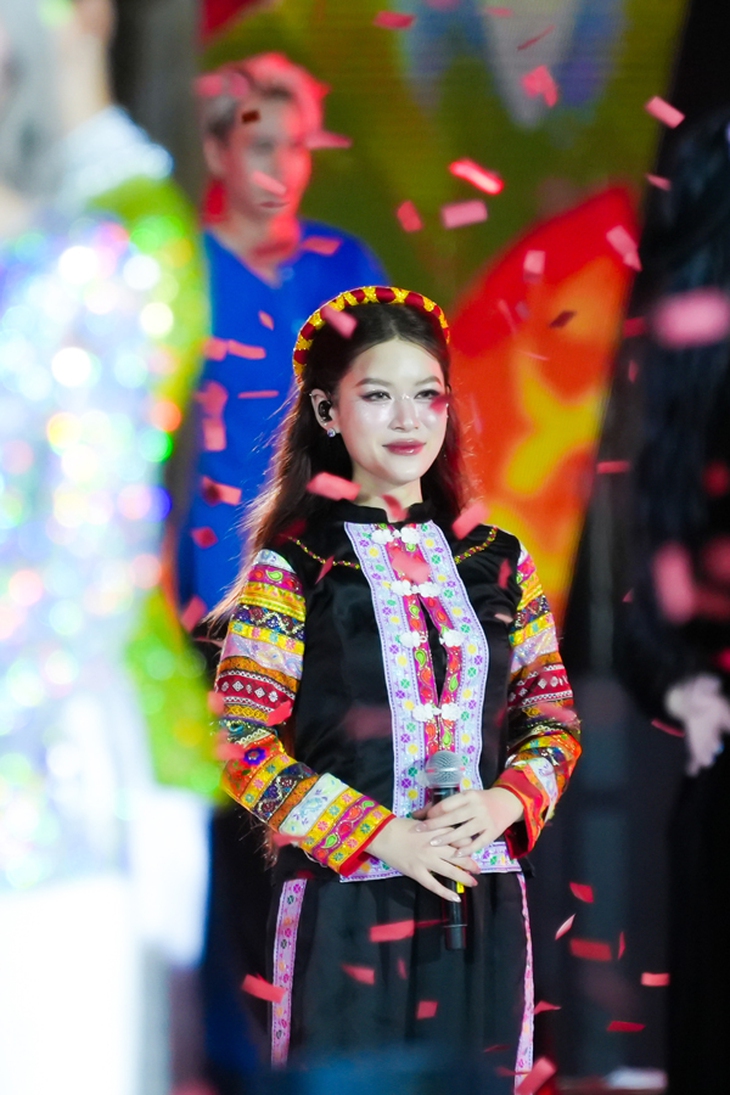 Sao nữ nhà giàu trong show 'Chị đẹp đạp gió' hát, nhảy, đánh trống 'bằng cả tính mạng' tại concert- Ảnh 4.