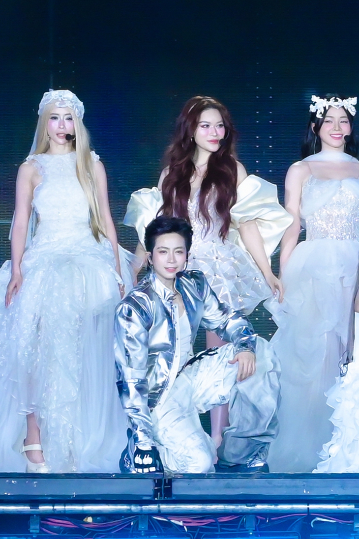 Sao nữ nhà giàu trong show 'Chị đẹp đạp gió' hát, nhảy, đánh trống 'bằng cả tính mạng' tại concert- Ảnh 7.