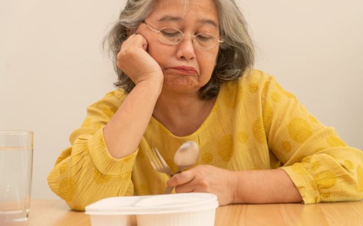 Người cao tuổi không ăn cơm, hại nhiều hơn lợi