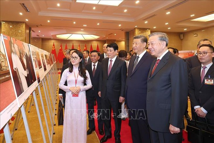 Lãnh đạo Đảng, Nhà nước Việt Nam - Trung Quốc tham quan Trưng bày ảnh 75 năm quan hệ ngoại giao Việt - Trung- Ảnh 4. Lãnh đạo Đảng, Nhà nước Việt Nam - Trung Quốc tham quan Trưng bày ảnh 75 năm quan hệ ngoại giao Việt - Trung- Ảnh 4.