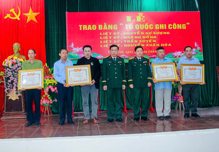 Trao Bằng Tổ quốc ghi công đến thân nhân 4 liệt sĩ ở Quảng Trị- Ảnh 1.