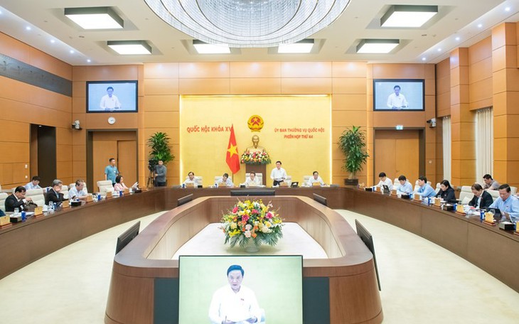 Thường vụ Quốc hội: Giữ chế độ, chính sách tiền lương của cán bộ khi sắp xếp ĐVHC