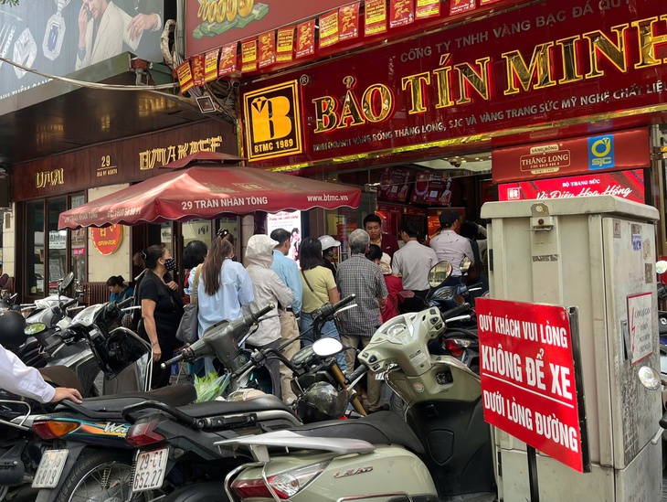 Giá vàng 'leo cao', người dân xếp hàng 'gom vàng'- Ảnh 2.