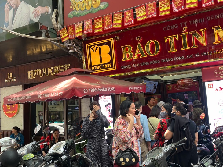 Giá vàng 'leo cao', người dân xếp hàng 'gom vàng'- Ảnh 1.