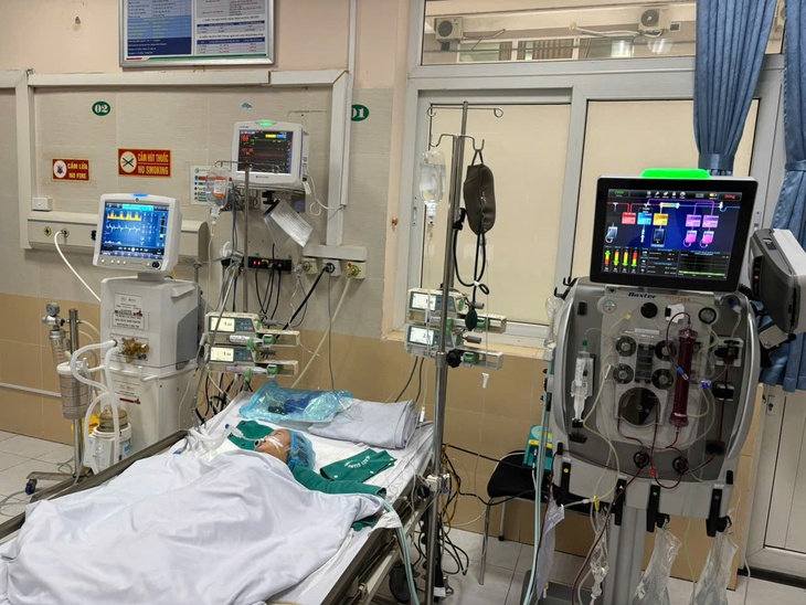 Tưởng chỉ nổi mẩn đỏ bình thường, bé gái 14 tháng tuổi nguy kịch vì tay chân miệng- Ảnh 1.