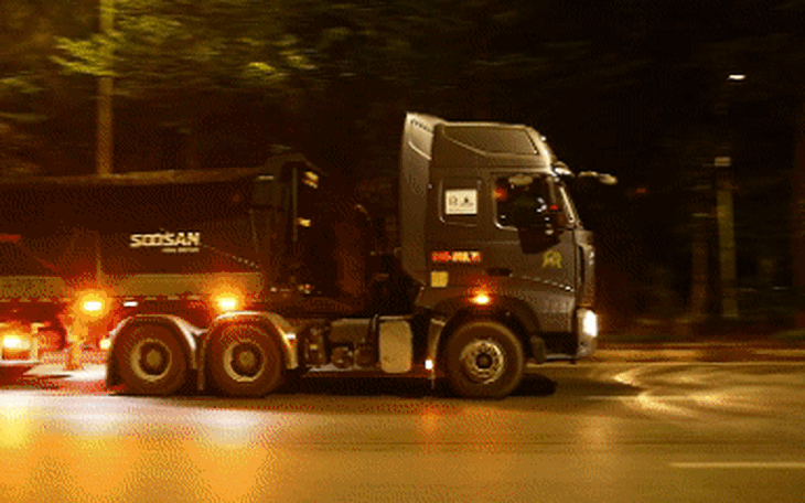 CSGT "săn đêm", lật tẩy loạt chiêu trò của tài xế xe tải 