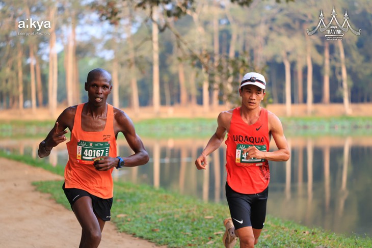 Dược sĩ Nguyễn Thị Trà Giang xuất sắc dẫn đầu top nữ 42 km tại Aikya Cross Country marathon Trà Vinh 2025- Ảnh 3. Dược sĩ Nguyễn Thị Trà Giang xuất sắc dẫn đầu top nữ 42 km tại Aikya Cross Country marathon Trà Vinh 2025- Ảnh 3.