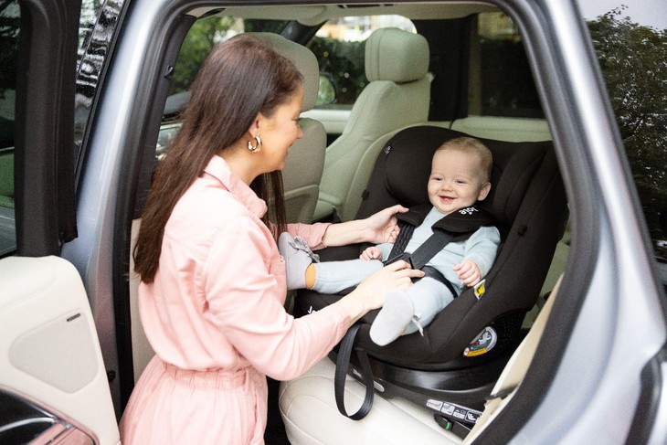 Trẻ em dưới 10 tuổi không được ngồi cùng hàng ghế với người lái xe- Ảnh 3.