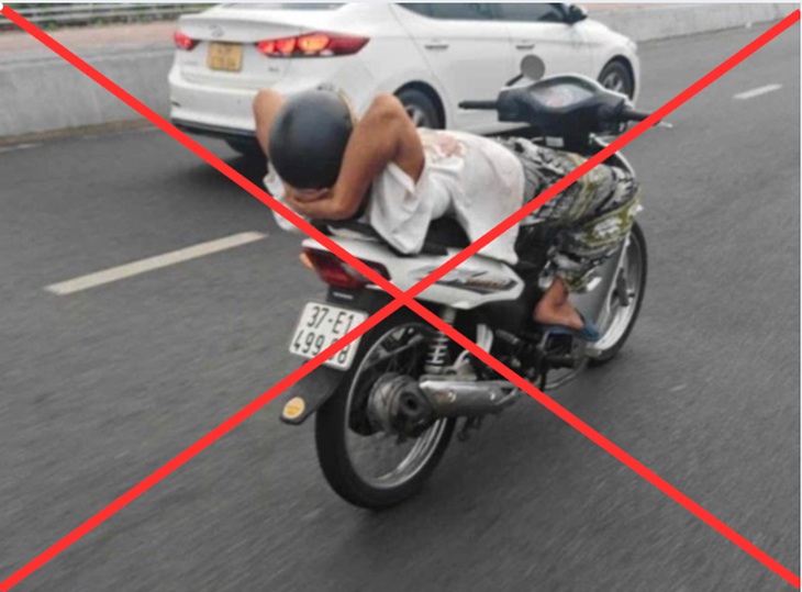 Người đàn ông điều khiển xe máy buông 2 tay, nằm dài trên yên có tiền sử tâm thần- Ảnh 1.