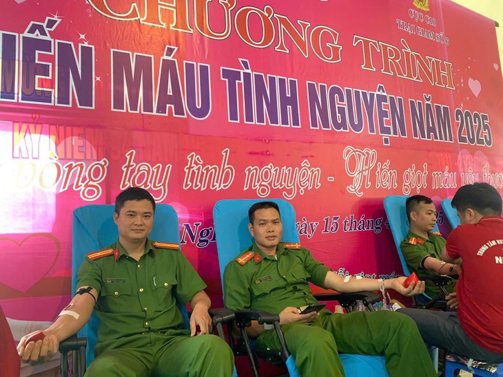 Công an nhân dân lan tỏa yêu thương từ những giọt máu hồng- Ảnh 2. Công an nhân dân lan tỏa yêu thương từ những giọt máu hồng- Ảnh 2.