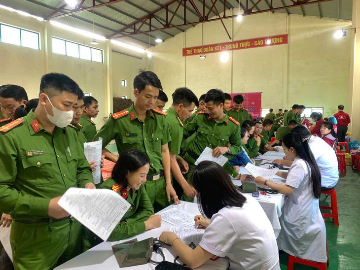 Gần 200 cán bộ, chiến sĩ và đoàn viên thanh niên Trại giam số 6, Cục C10 (Bộ Công an) đã nhiệt tình hưởng ứng hiến máu tình nguyện. Gần 200 cán bộ, chiến sĩ và đoàn viên thanh niên Trại giam số 6, Cục C10 (Bộ Công an) đã nhiệt tình hưởng ứng hiến máu tình nguyện.