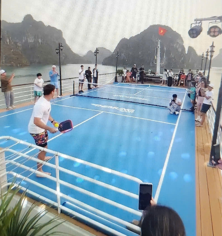 Quảng Ninh: Xác minh vụ du khách chơi pickleball trên boong tàu du lịch vịnh Hạ Long- Ảnh 1. Quảng Ninh: Xác minh vụ du khách chơi pickleball trên boong tàu du lịch vịnh Hạ Long- Ảnh 1.
