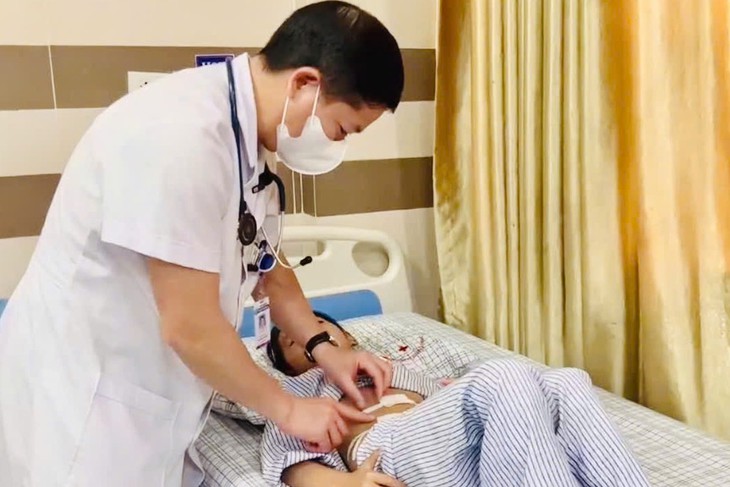 Bé gái 9 tuổi ở Phú Thọ mắc thoát vị bẹn- Ảnh 1.