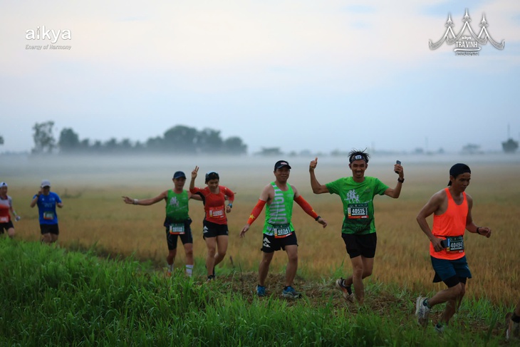 Dược sĩ Nguyễn Thị Trà Giang xuất sắc dẫn đầu top nữ 42 km tại Aikya Cross Country marathon Trà Vinh 2025- Ảnh 2. Dược sĩ Nguyễn Thị Trà Giang xuất sắc dẫn đầu top nữ 42 km tại Aikya Cross Country marathon Trà Vinh 2025- Ảnh 2.
