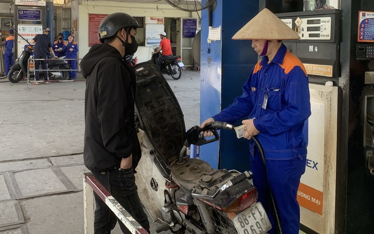 Giá xăng tiếp tục giảm, thấp nhất trong 4 năm qua