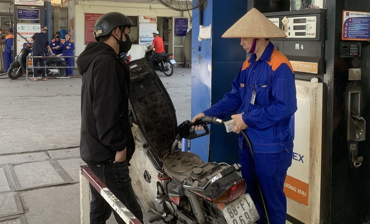 Giá xăng tiếp tục giảm, thấp nhất trong 4 năm qua- Ảnh 2. giá xăng