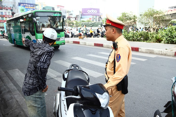 Phản ánh giao thông dịp 30/4 ở Hà Nội, gọi số nào?- Ảnh 2.