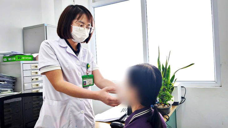 Đau nhức mắt, người phụ nữ bất ngờ phát hiện ký sinh trùng 'làm tổ' trong mắt- Ảnh 2.