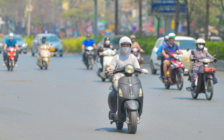 Nắng nóng thiêu đốt đầu mùa bao phủ nhiều khu vực- Ảnh 2. Nắng nóng thiêu đốt đầu mùa bao phủ nhiều khu vực- Ảnh 2.