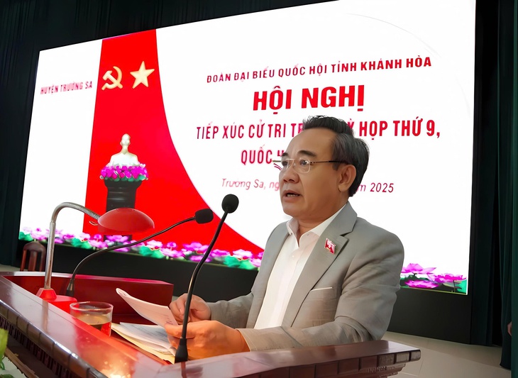 Đoàn đại biểu Quốc hội tỉnh Khánh Hòa tiếp xúc cử tri ở Trường Sa- Ảnh 1.