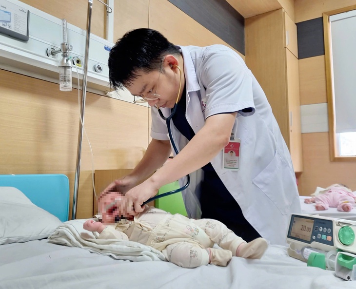Bé 1 tháng tuổi thoát nguy kịch do viêm phổi RSV- Ảnh 2.