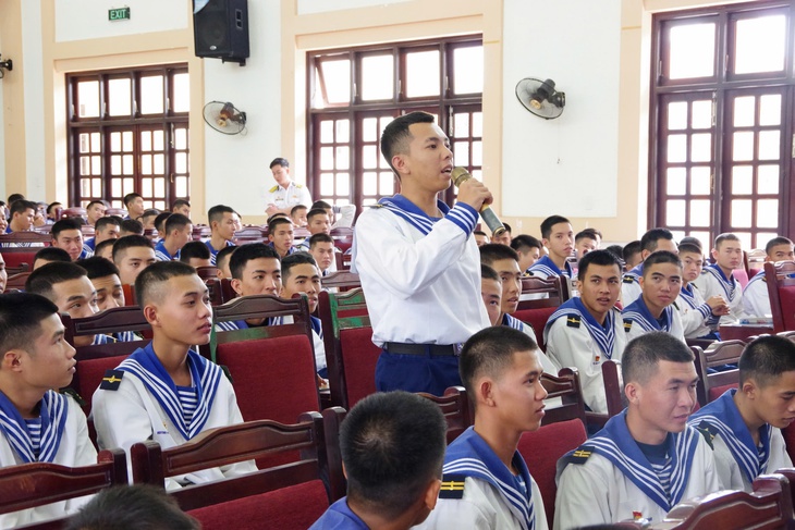 Đoàn đại biểu Quốc hội tỉnh Khánh Hòa tiếp xúc cử tri ở Trường Sa- Ảnh 2.