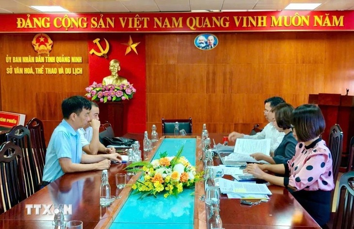 Quảng Ninh: Xử phạt chủ tàu cho du khách đánh Pickleball trên boong- Ảnh 1. Quảng Ninh: Xử phạt chủ tàu cho du khách đánh Pickleball trên boong- Ảnh 1.