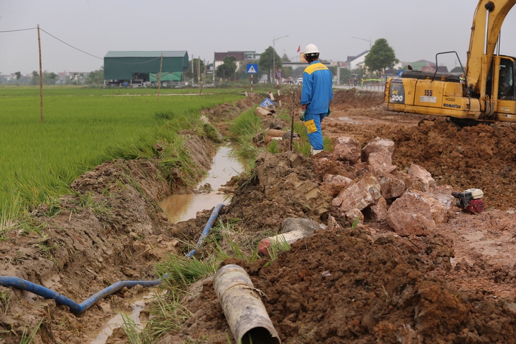 Hàng ngàn hộ dân sống khổ sở vì vỡ đường ống nước sạch- Ảnh 3. Hàng ngàn hộ dân sống khổ sở vì vỡ đường ống nước sạch- Ảnh 3.