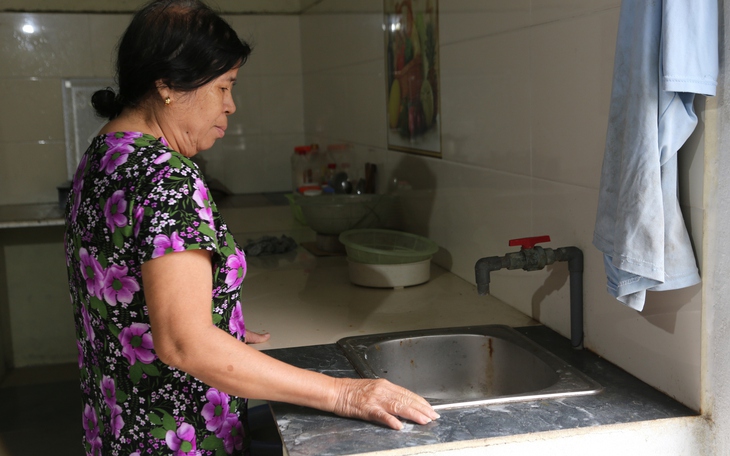 Hàng ngàn hộ dân sống khổ sở vì vỡ đường ống nước sạch