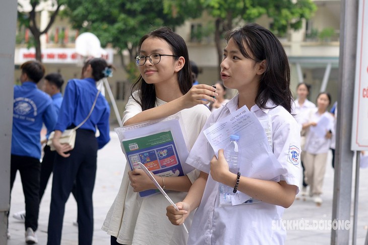 Hôm nay, học sinh nộp phiếu đăng ký dự tuyển vào lớp 10 tại Hà Nội- Ảnh 1. Hôm nay, học sinh nộp phiếu đăng ký dự tuyển vào lớp 10 tại Hà Nội- Ảnh 1.