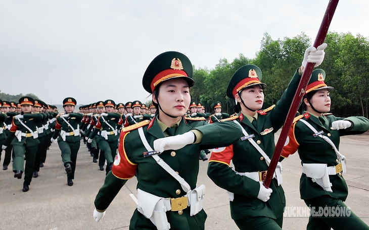 Nữ chiến sĩ quân y vượt nắng nóng luyện tập tại sân bay Biên Hòa