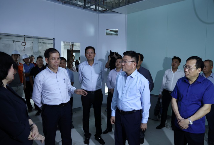 Phó Thủ tướng yêu cầu huy động thêm nhân lực thi công cơ sở 2 Bệnh viện Bạch Mai và Việt Đức- Ảnh 1.