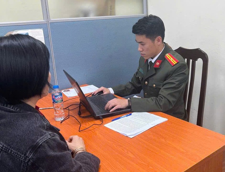Live stream sai sự thật tại điểm đổi bằng lái, một phụ nữ bị xử phạt- Ảnh 2.