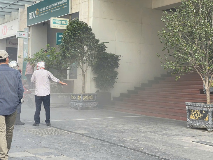 Hà Nội: Cháy lớn tại nhà cao tầng ở Thái Hà, cột khói bốc cao hàng chục mét- Ảnh 7. Hà Nội: Cháy lớn tại nhà cao tầng ở Thái Hà, cột khói bốc cao hàng chục mét- Ảnh 7.