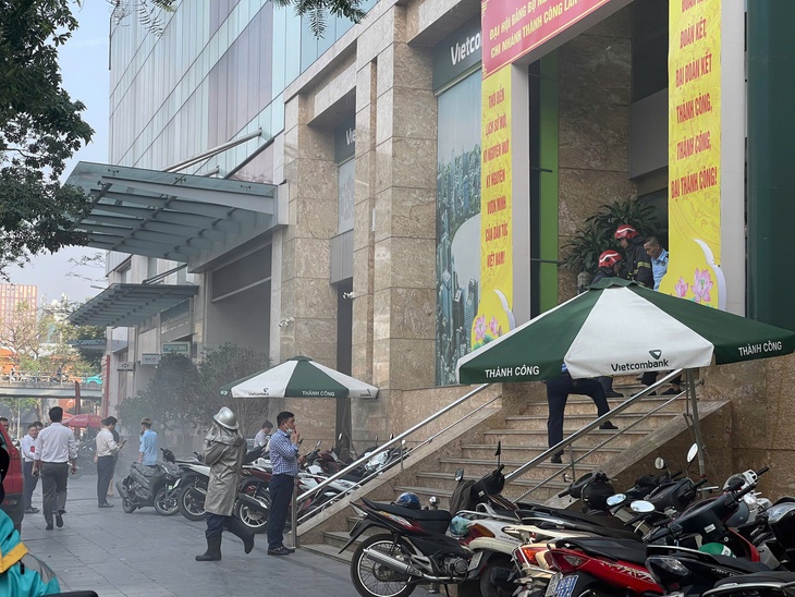 Hà Nội: Cháy lớn tại nhà cao tầng ở Thái Hà, cột khói bốc cao hàng chục mét- Ảnh 5. Hà Nội: Cháy lớn tại nhà cao tầng ở Thái Hà, cột khói bốc cao hàng chục mét- Ảnh 5.