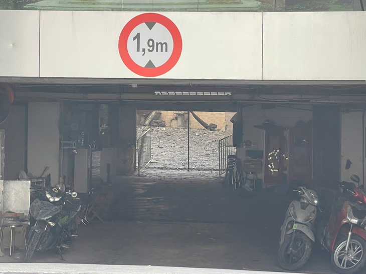 Hà Nội: Cháy lớn tại nhà cao tầng ở Thái Hà, cột khói bốc cao hàng chục mét- Ảnh 8. Hà Nội: Cháy lớn tại nhà cao tầng ở Thái Hà, cột khói bốc cao hàng chục mét- Ảnh 8.