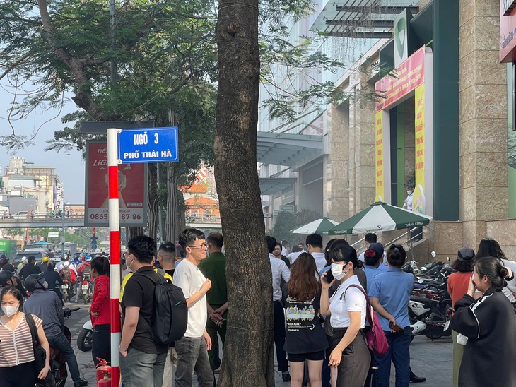 Hà Nội: Cháy lớn tại nhà cao tầng ở Thái Hà, cột khói bốc cao hàng chục mét- Ảnh 3. Hà Nội: Cháy lớn tại nhà cao tầng ở Thái Hà, cột khói bốc cao hàng chục mét- Ảnh 3.