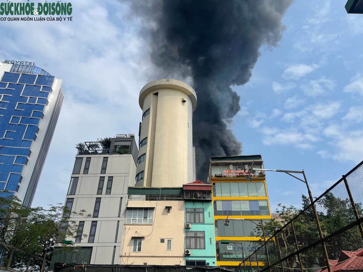 Hà Nội: Cháy lớn tại nhà cao tầng ở Thái Hà, cột khói bốc cao hàng chục mét- Ảnh 1. Hà Nội: Cháy lớn tại nhà cao tầng ở Thái Hà, cột khói bốc cao hàng chục mét- Ảnh 1.