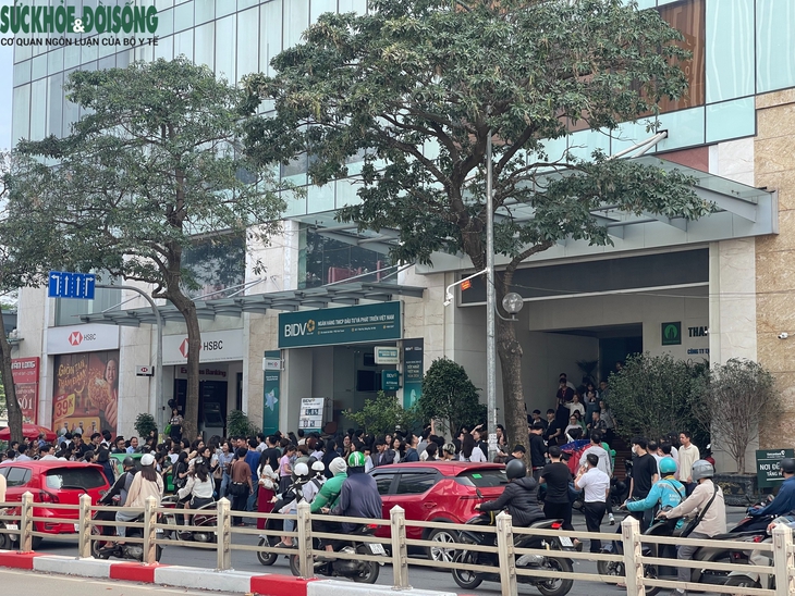 Hà Nội: Cháy lớn tại nhà cao tầng ở Thái Hà, cột khói bốc cao hàng chục mét- Ảnh 2. Hà Nội: Cháy lớn tại nhà cao tầng ở Thái Hà, cột khói bốc cao hàng chục mét- Ảnh 2.