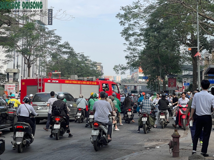 Hà Nội: Cháy lớn tại nhà cao tầng ở Thái Hà, cột khói bốc cao hàng chục mét- Ảnh 4. Hà Nội: Cháy lớn tại nhà cao tầng ở Thái Hà, cột khói bốc cao hàng chục mét- Ảnh 4.