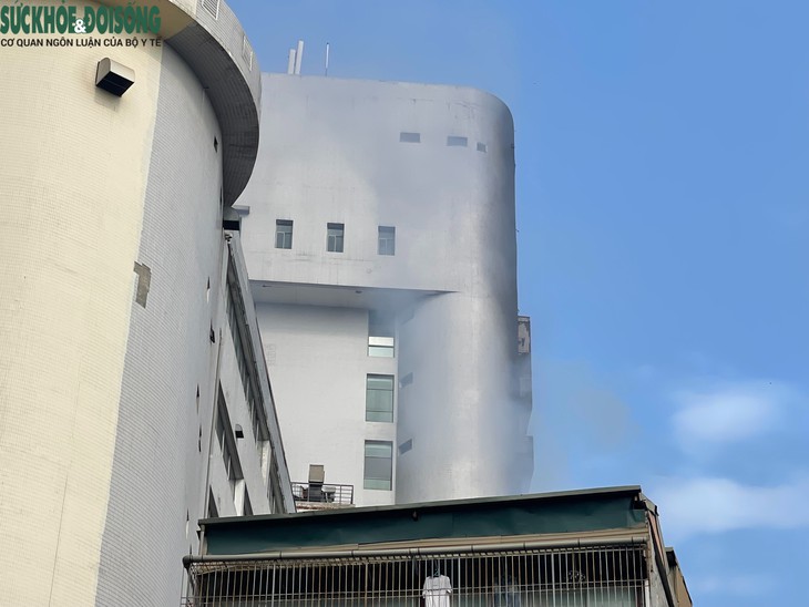 Hiện trường vụ cháy nhà cao tầng ở Thái Hà, Hà Nội- Ảnh 1.