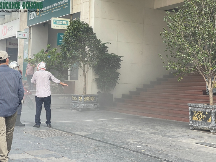 Hiện trường vụ cháy nhà cao tầng ở Thái Hà, Hà Nội- Ảnh 2.