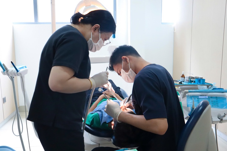 Chăm sóc sức khỏe răng miệng miễn phí cho trẻ bị bại não- Ảnh 1.