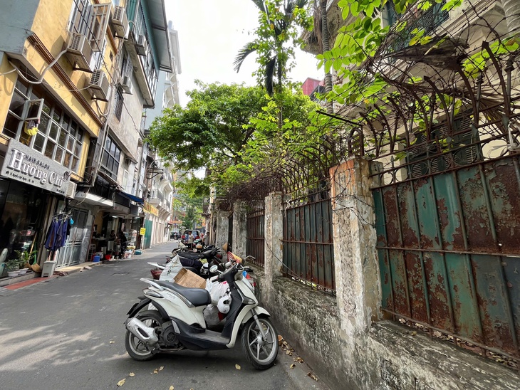 Cận cảnh biệt thự từng là nơi ở của nguyên Chủ tịch Hà Nội sau 10 năm bỏ hoang- Ảnh 3.