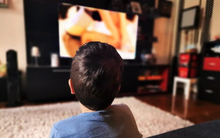 Con xem phim sex: Cha mẹ chọn làm ngơ hay "dẫn lối"?