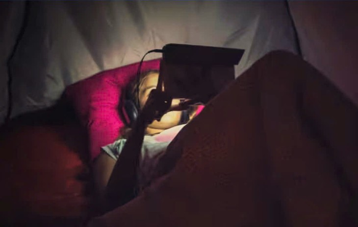 Con xem phim sex: Cha mẹ chọn làm ngơ hay 'dẫn lối'?- Ảnh 1. Con xem phim sex: Cha mẹ chọn làm ngơ hay 'dẫn lối'?- Ảnh 1.