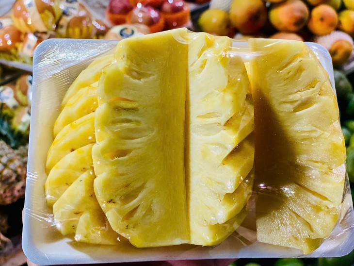 Dứa vào vụ giá vẫn cao vút, tiểu thương 'dè dặt' nhập hàng vì sợ lỗ vốn- Ảnh 1.