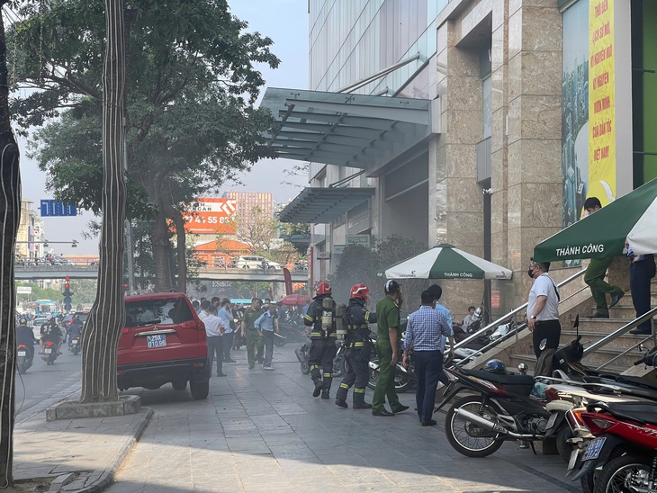 Hà Nội: Cháy lớn tại nhà cao tầng ở Thái Hà, cột khói bốc cao hàng chục mét- Ảnh 6. Hà Nội: Cháy lớn tại nhà cao tầng ở Thái Hà, cột khói bốc cao hàng chục mét- Ảnh 6.